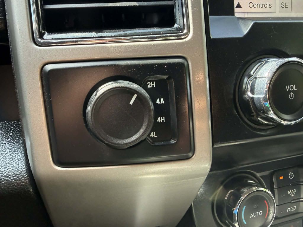 Photo 16 of this FORD F150 LARIAT
