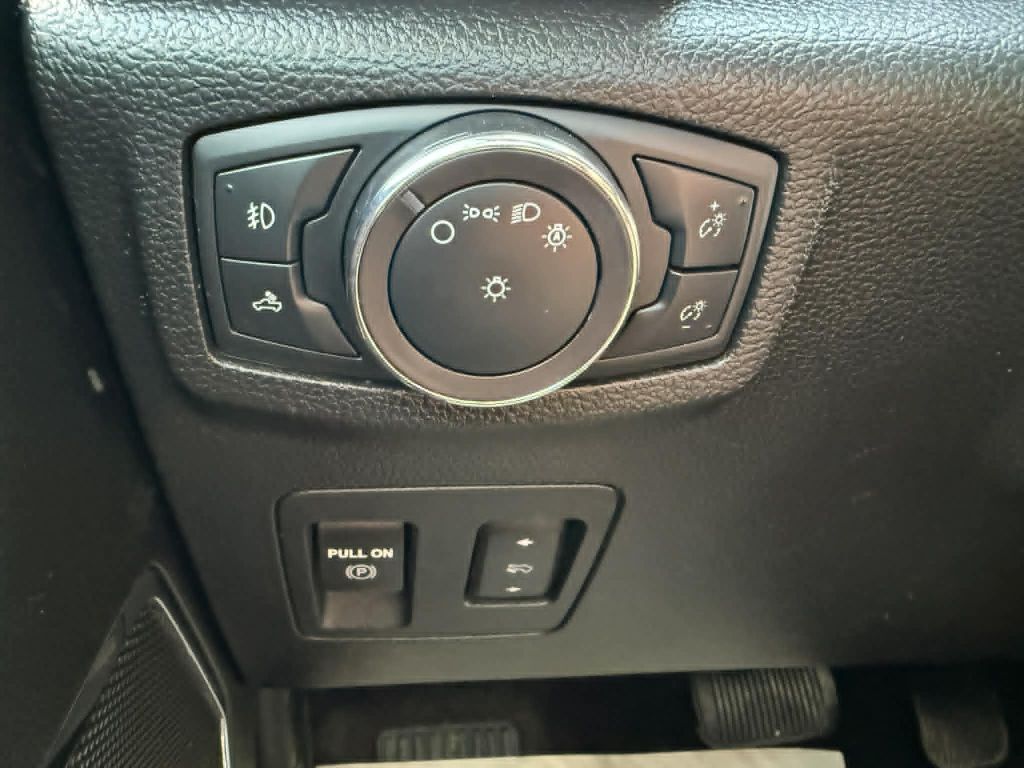 Photo 17 of this FORD F150 LARIAT