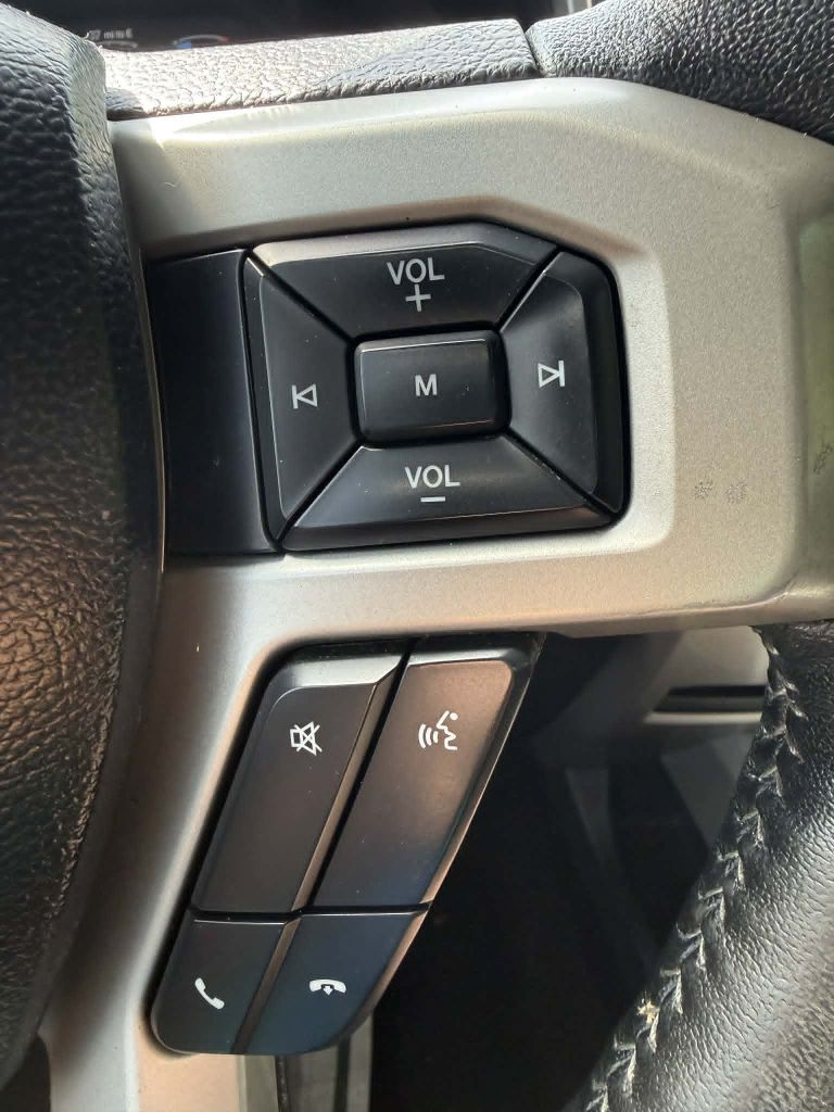 Photo 19 of this FORD F150 LARIAT