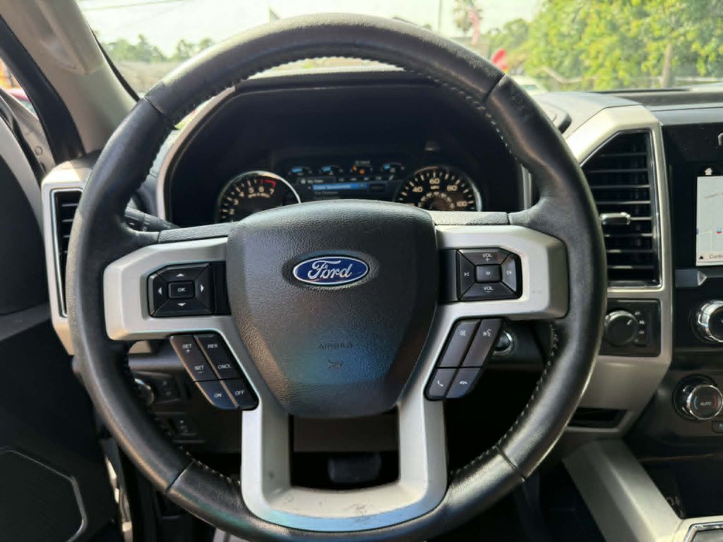 Photo 20 of this FORD F150 LARIAT