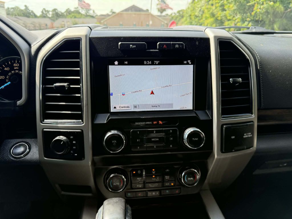 Photo 22 of this FORD F150 LARIAT