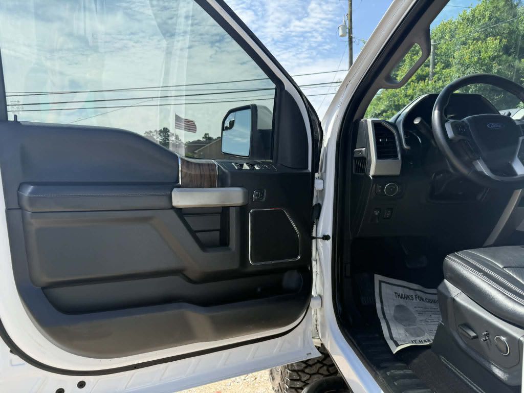 Photo 23 of this FORD F150 LARIAT