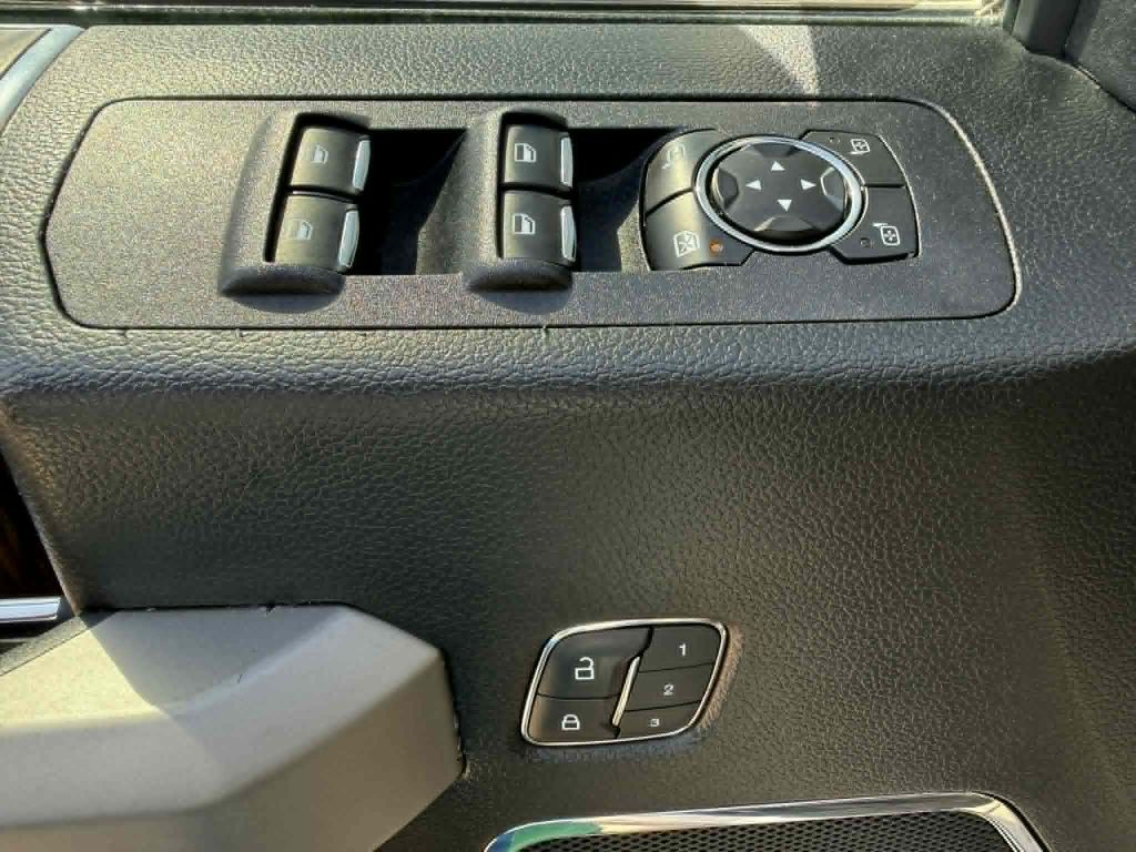Photo 24 of this FORD F150 LARIAT