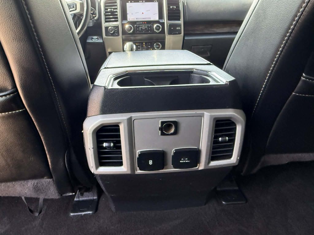Photo 26 of this FORD F150 LARIAT
