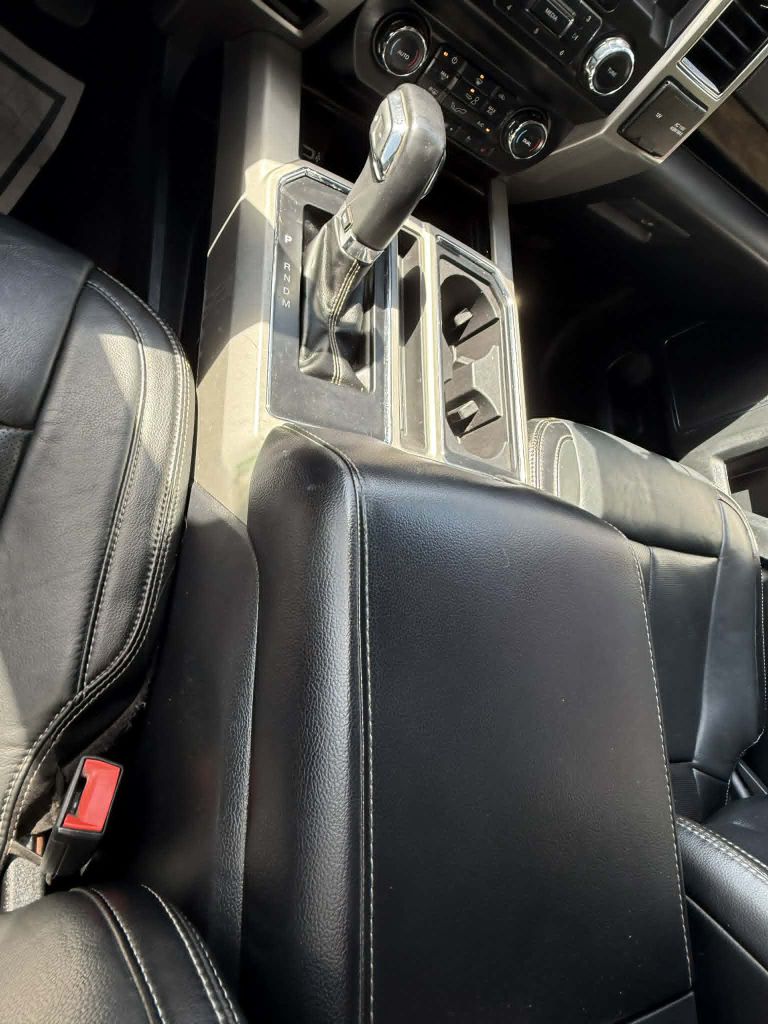 Photo 29 of this FORD F150 LARIAT