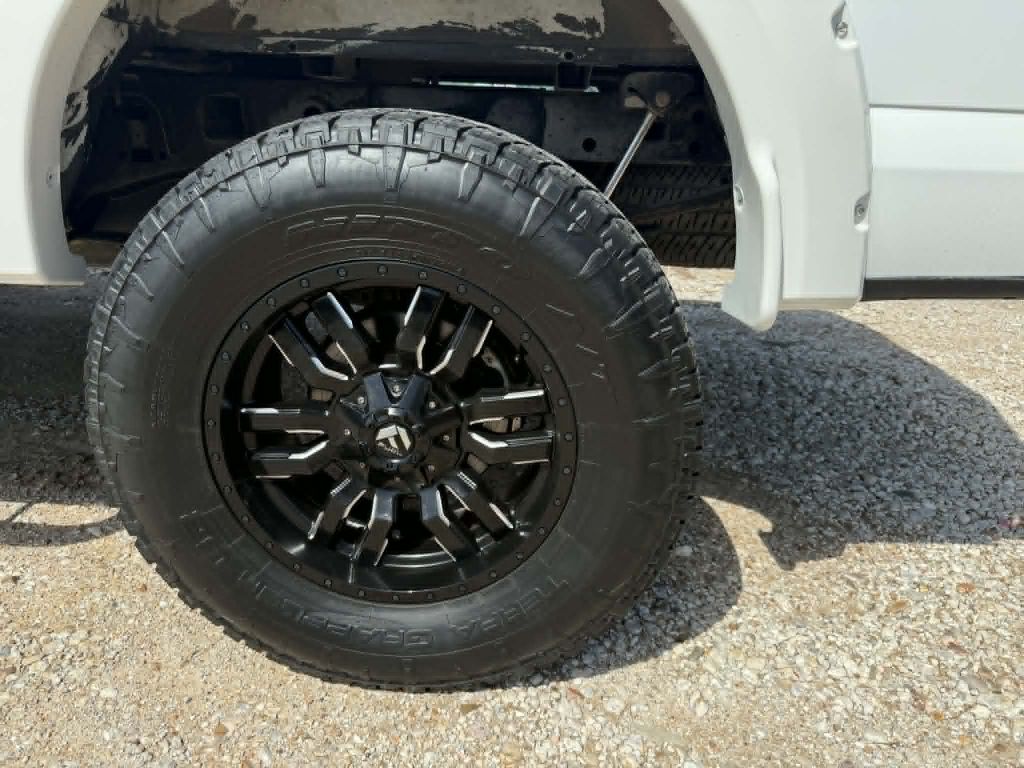 Photo 32 of this FORD F150 LARIAT