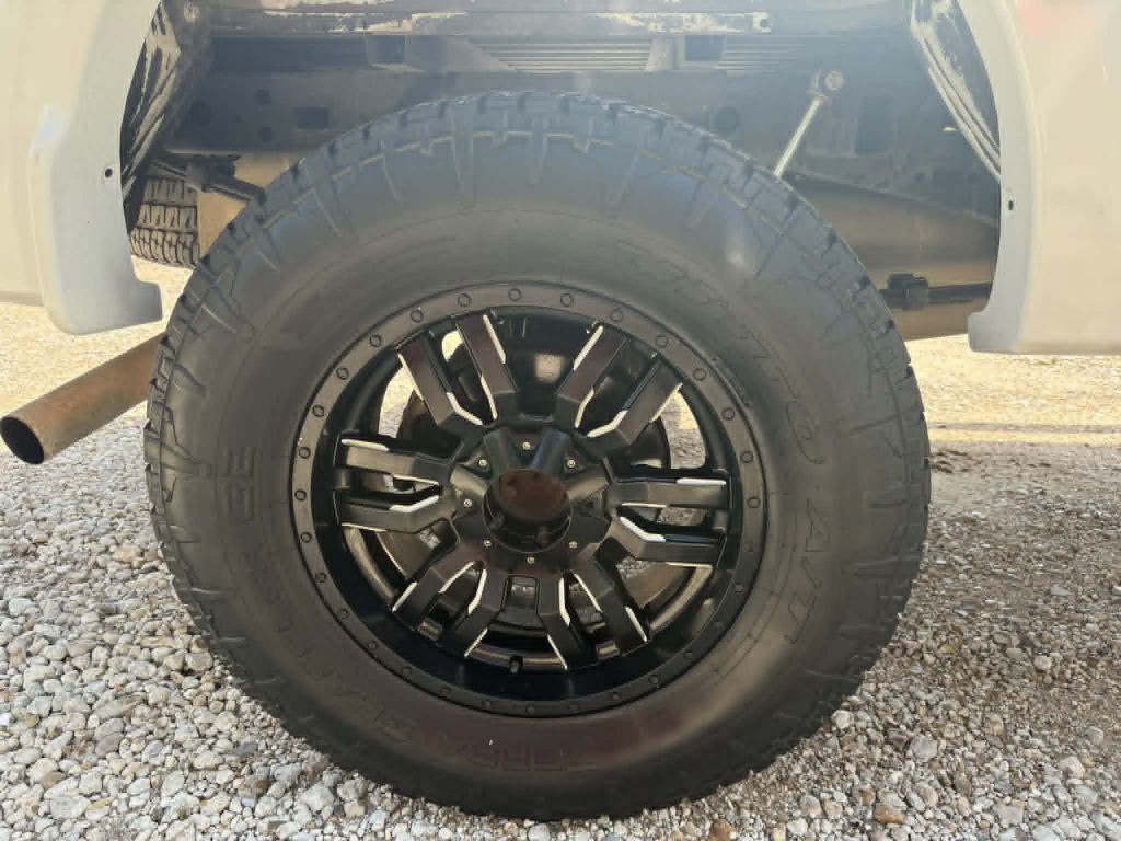Photo 33 of this FORD F150 LARIAT