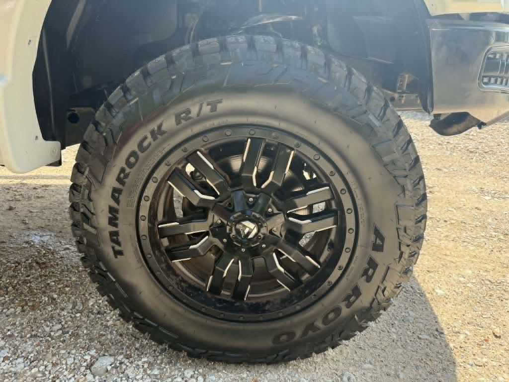 Photo 34 of this FORD F150 LARIAT