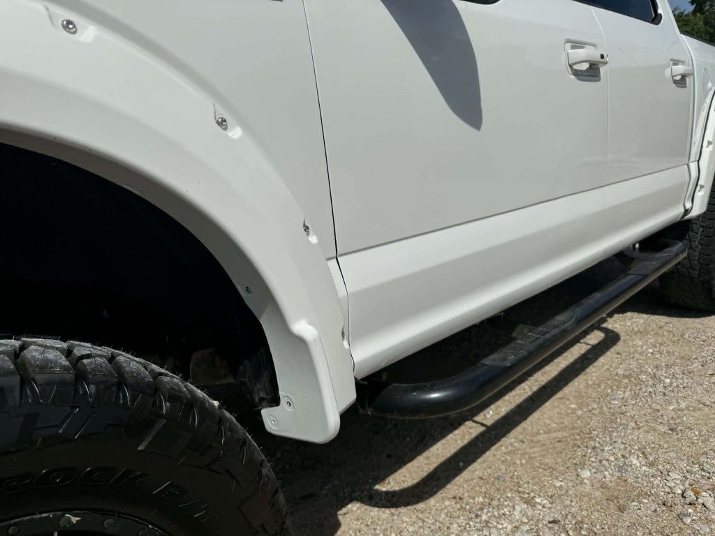Photo 37 of this FORD F150 LARIAT
