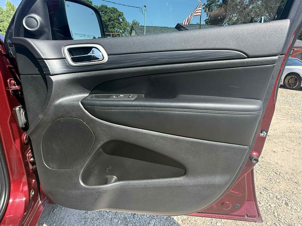 Photo 30 of this JEEP GRAND CHEROKEE