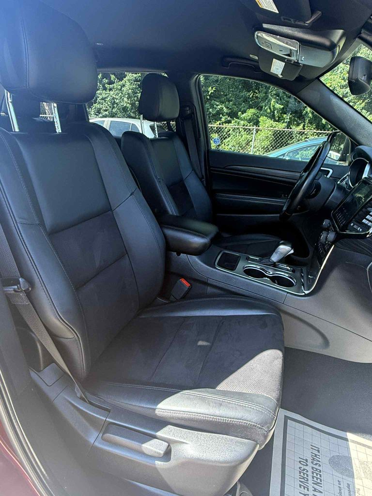 Photo 31 of this JEEP GRAND CHEROKEE