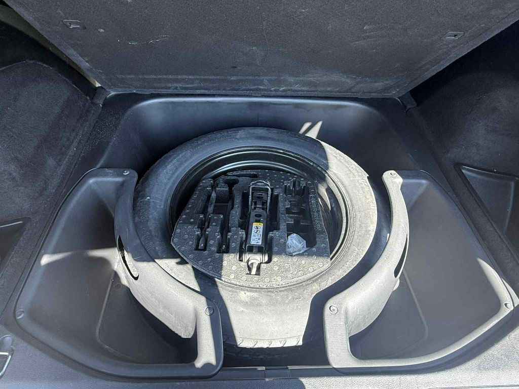 Photo 36 of this JEEP GRAND CHEROKEE