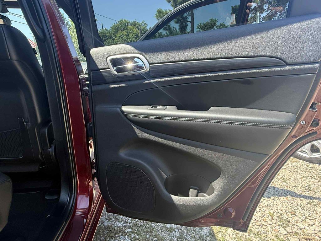 Photo 28 of this JEEP GRAND CHEROKEE