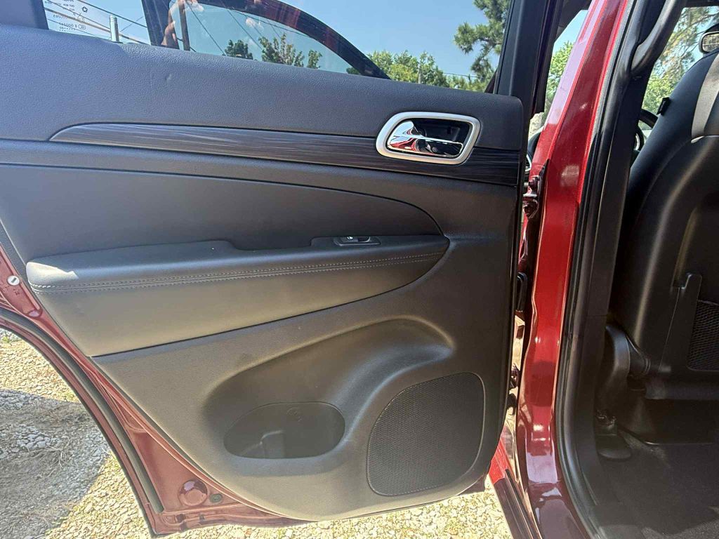 Photo 25 of this JEEP GRAND CHEROKEE