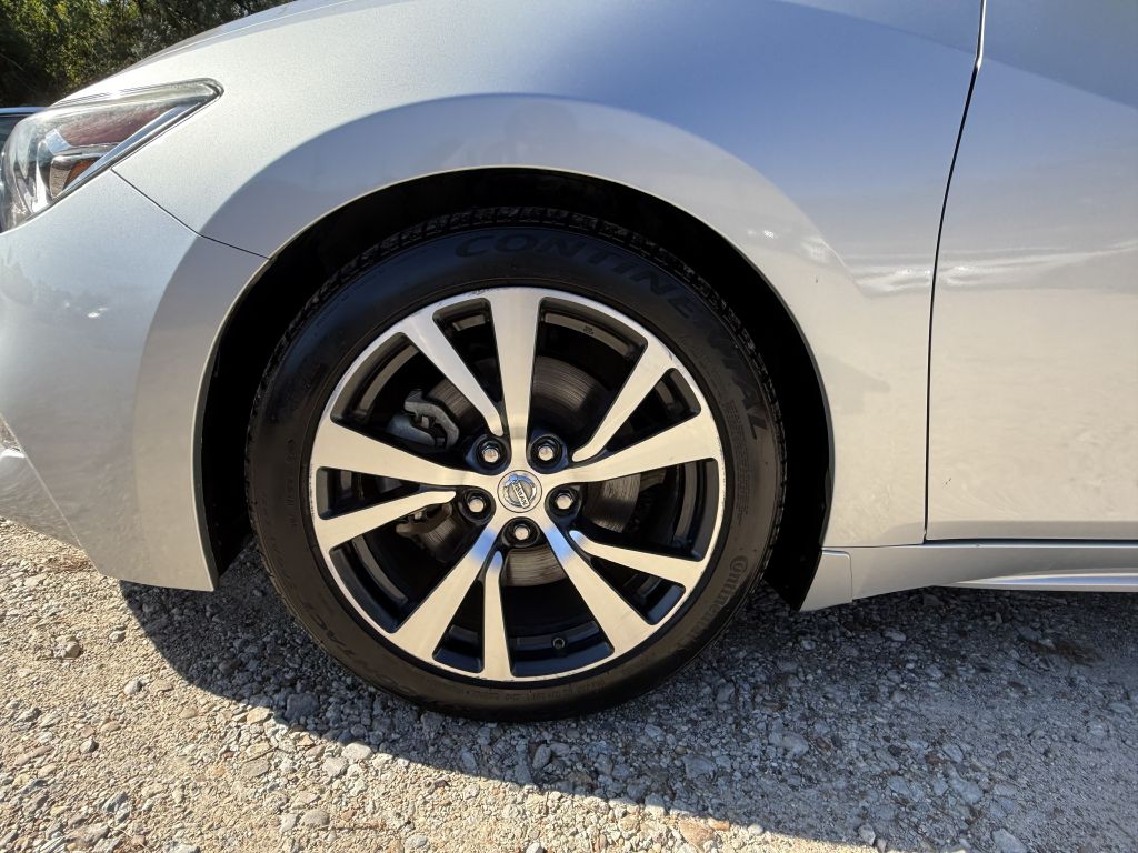 Photo 11 of this NISSAN MAXIMA