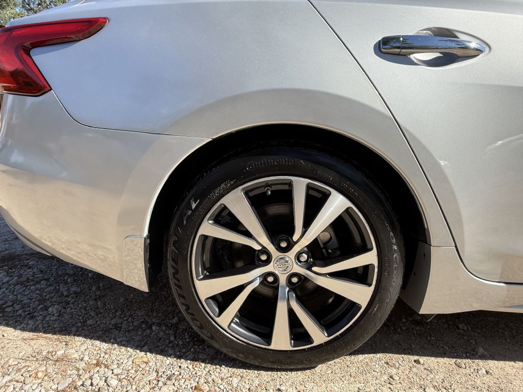 Photo 13 of this NISSAN MAXIMA