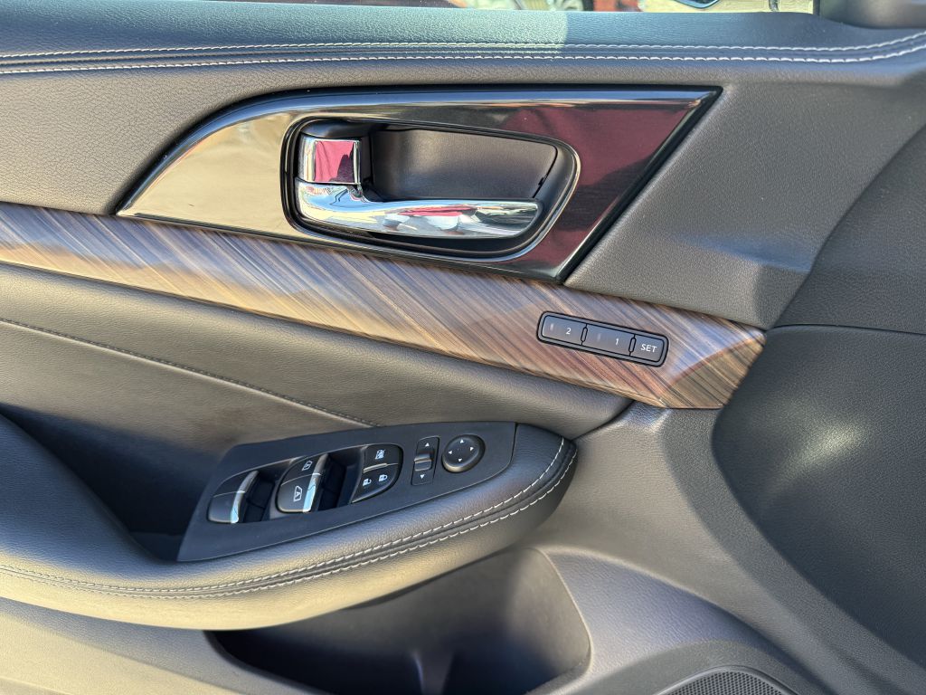 Photo 17 of this NISSAN MAXIMA