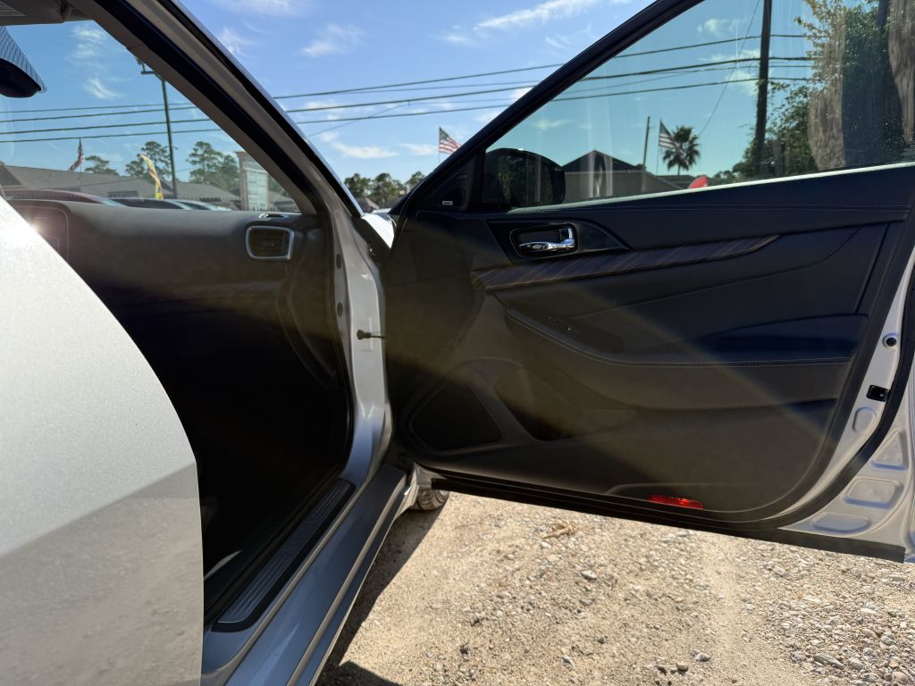 Photo 30 of this NISSAN MAXIMA