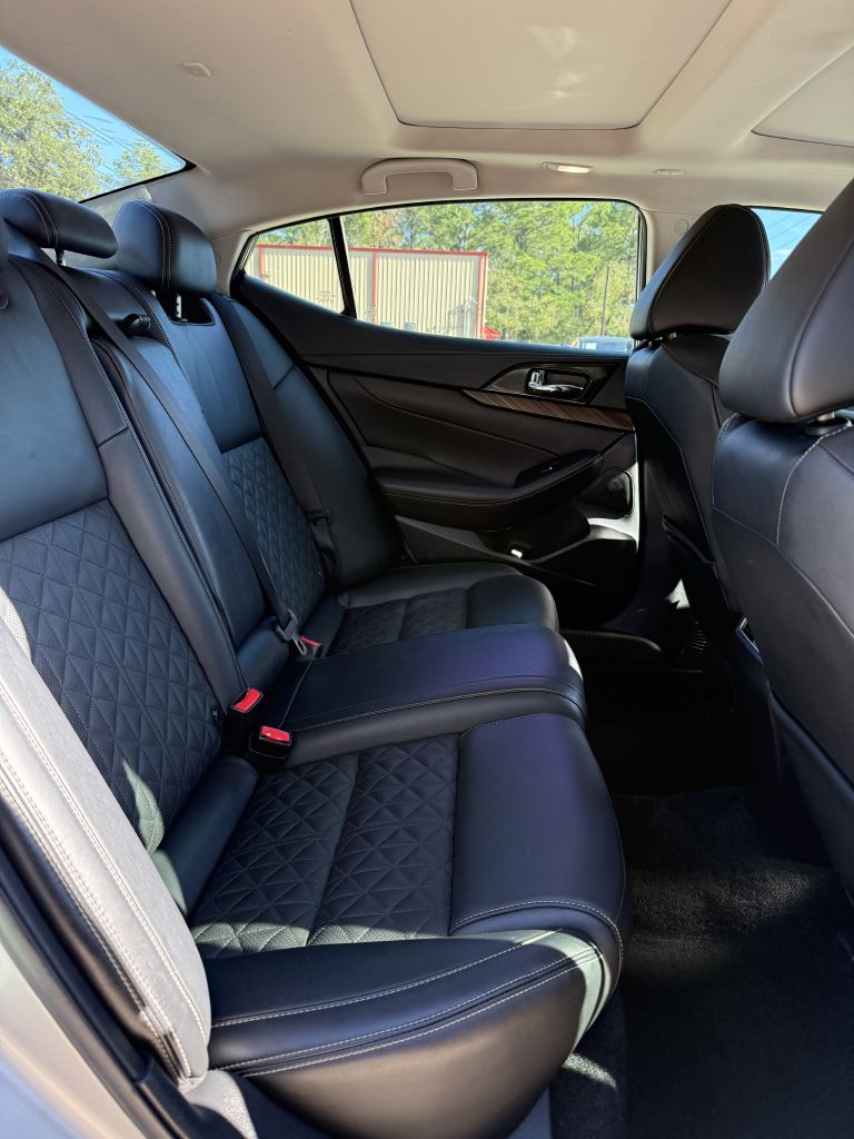 Photo 32 of this NISSAN MAXIMA