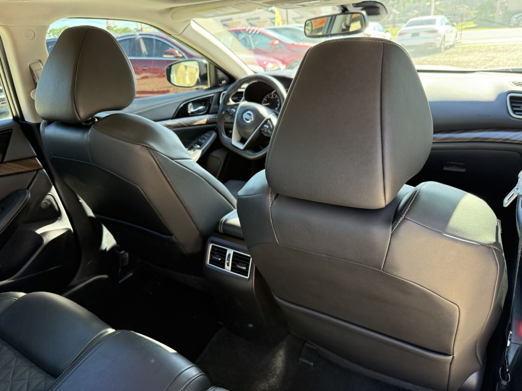 Photo 33 of this NISSAN MAXIMA