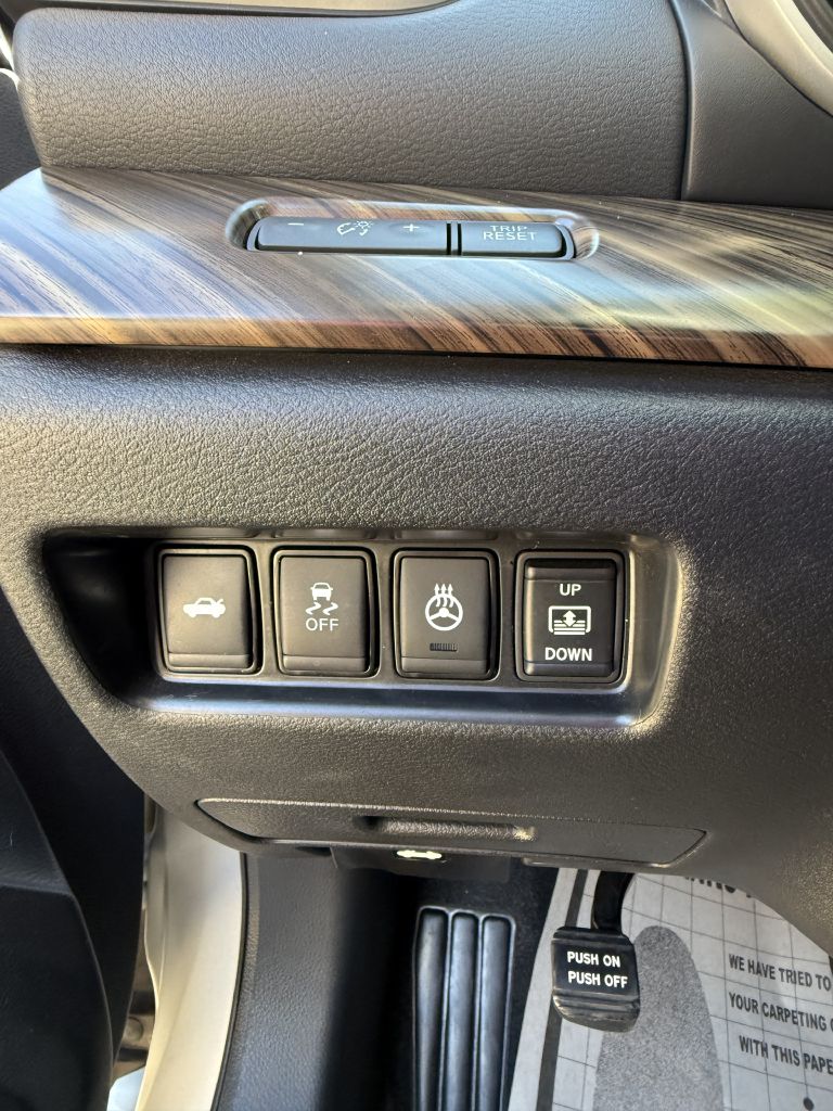 Photo 36 of this NISSAN MAXIMA