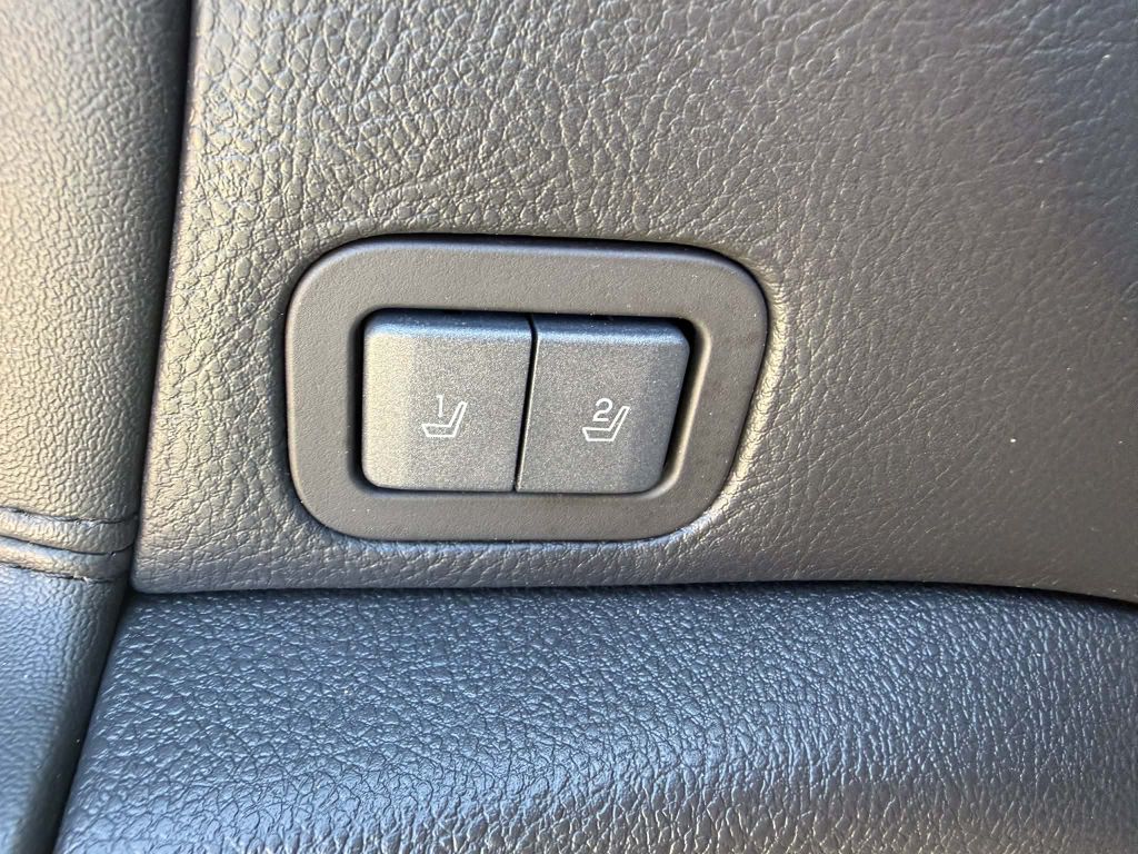 Photo 24 of this LINCOLN MKZ