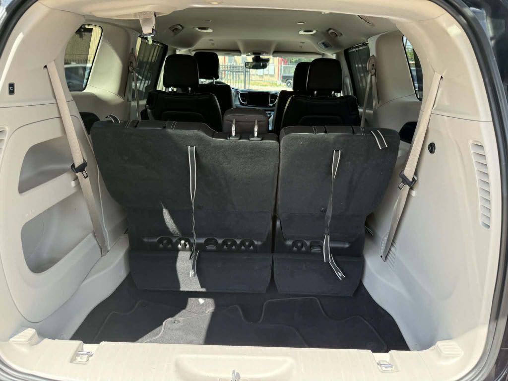 Photo 10 of this CHRYSLER PACIFICA