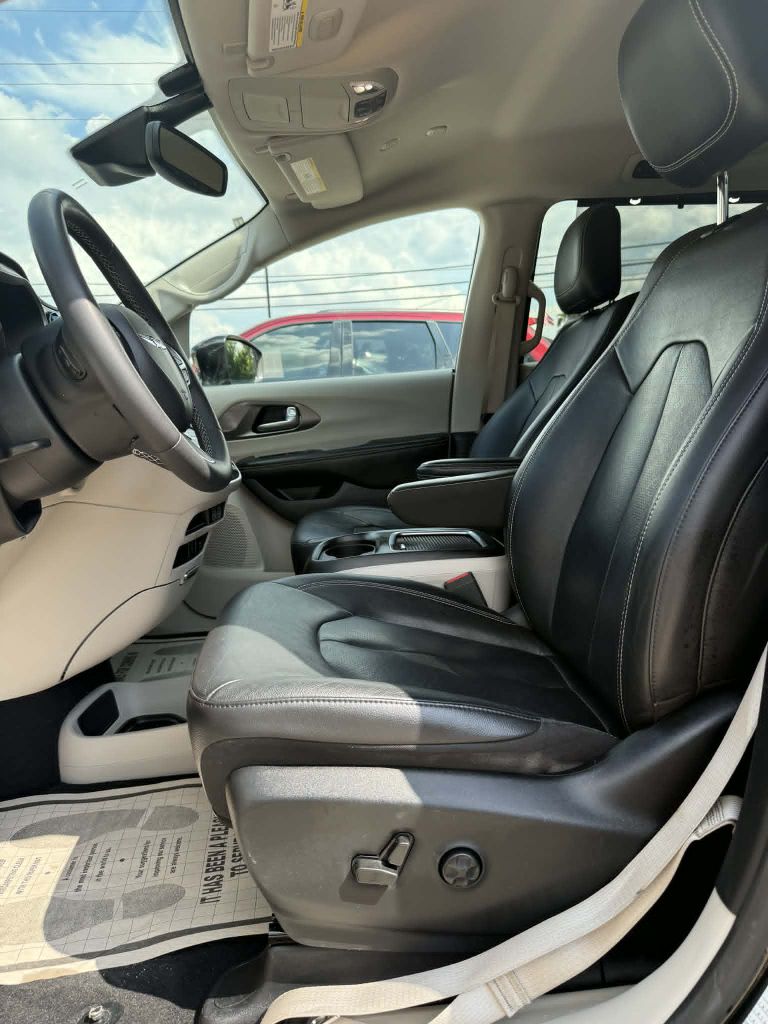 Photo 12 of this CHRYSLER PACIFICA