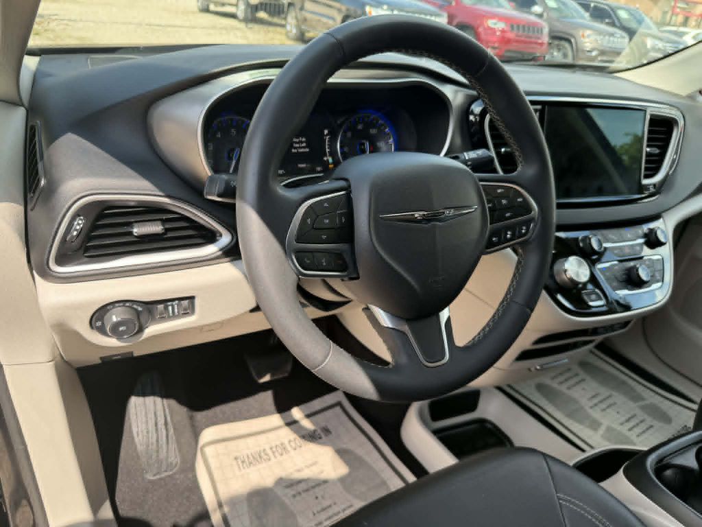 Photo 13 of this CHRYSLER PACIFICA