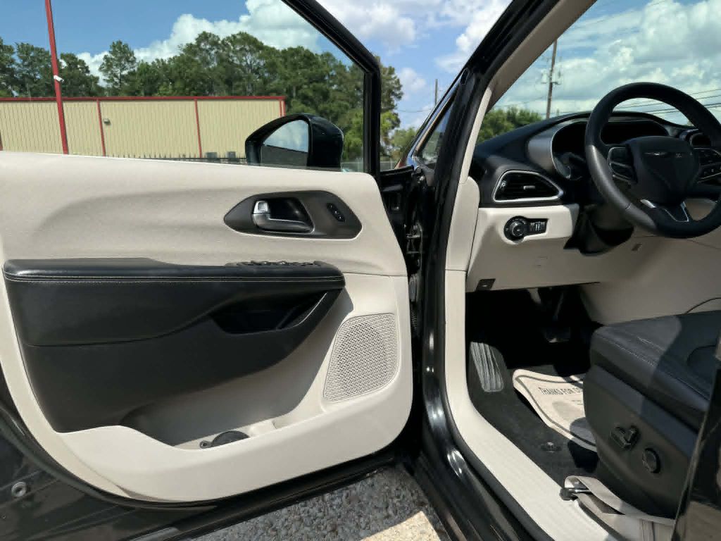 Photo 11 of this CHRYSLER PACIFICA