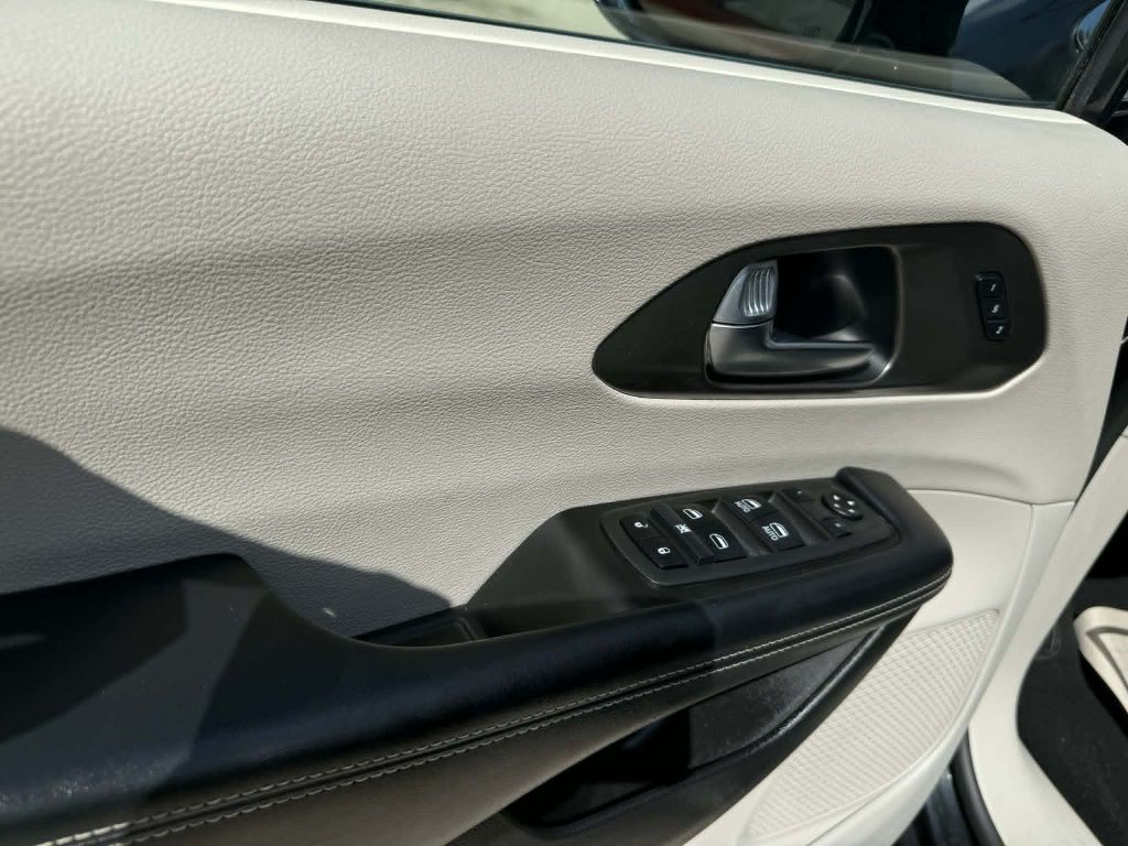 Photo 29 of this CHRYSLER PACIFICA