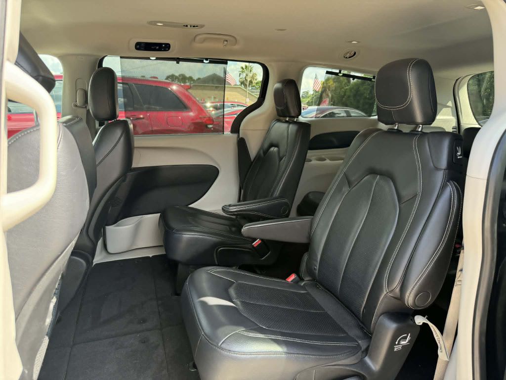 Photo 15 of this CHRYSLER PACIFICA