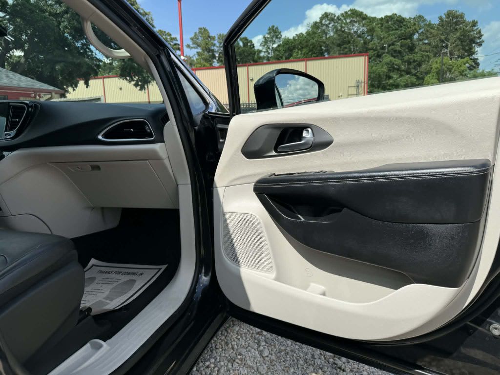 Photo 23 of this CHRYSLER PACIFICA