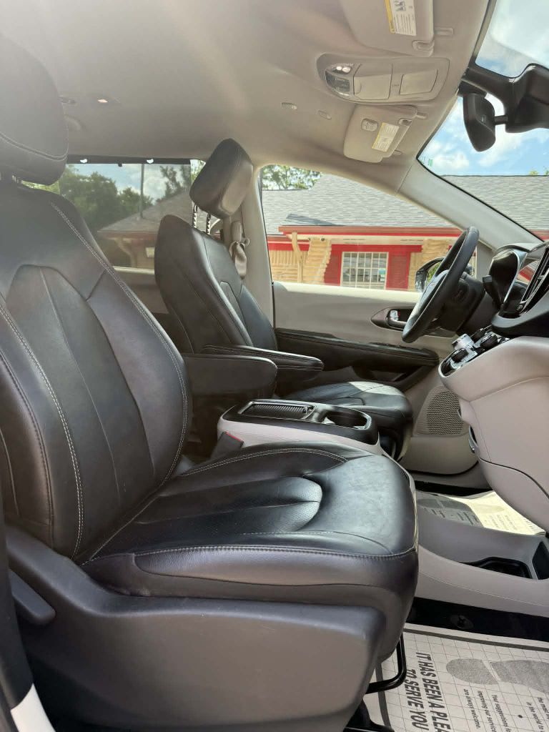 Photo 21 of this CHRYSLER PACIFICA