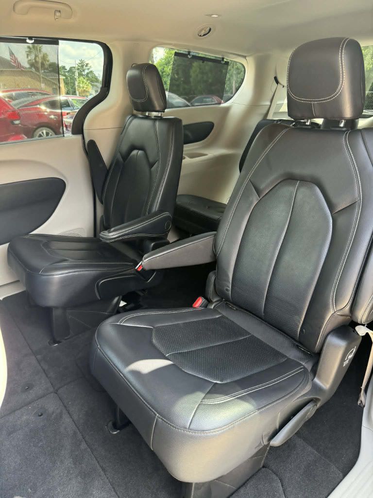 Photo 16 of this CHRYSLER PACIFICA