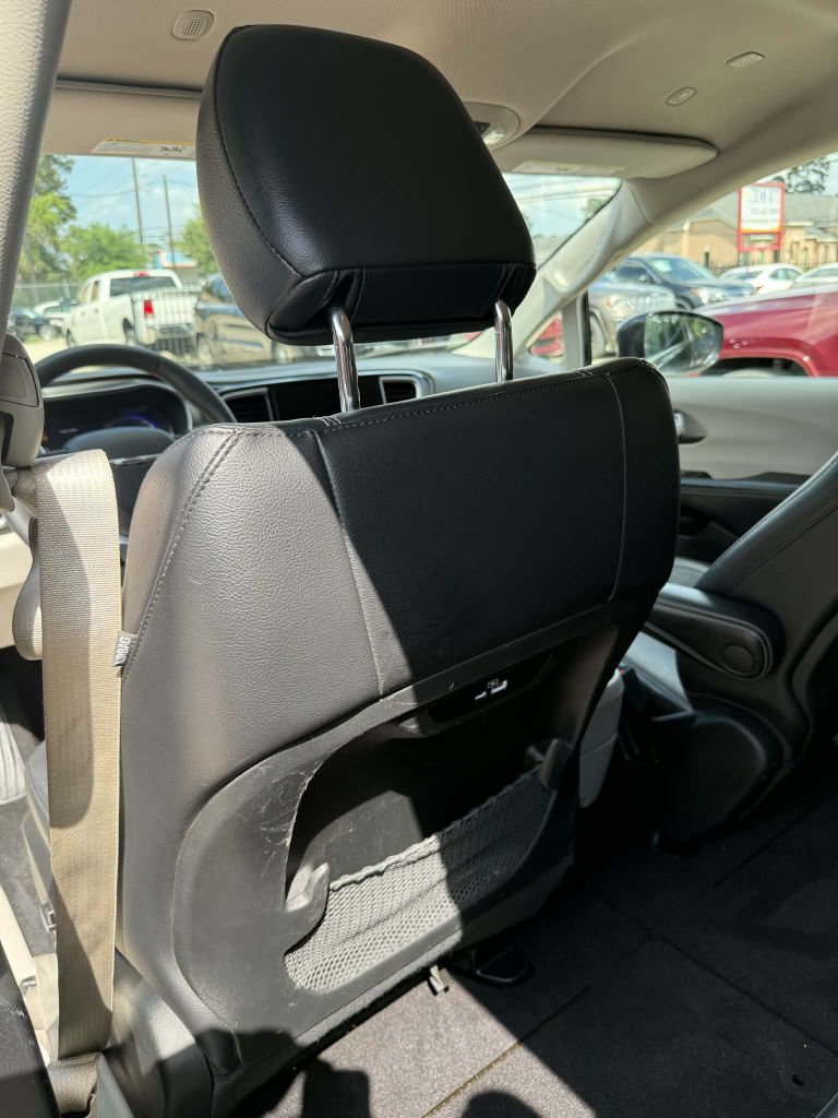Photo 17 of this CHRYSLER PACIFICA
