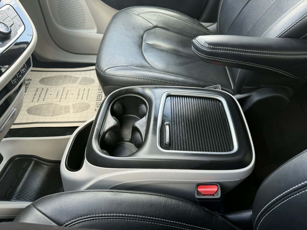 Photo 24 of this CHRYSLER PACIFICA