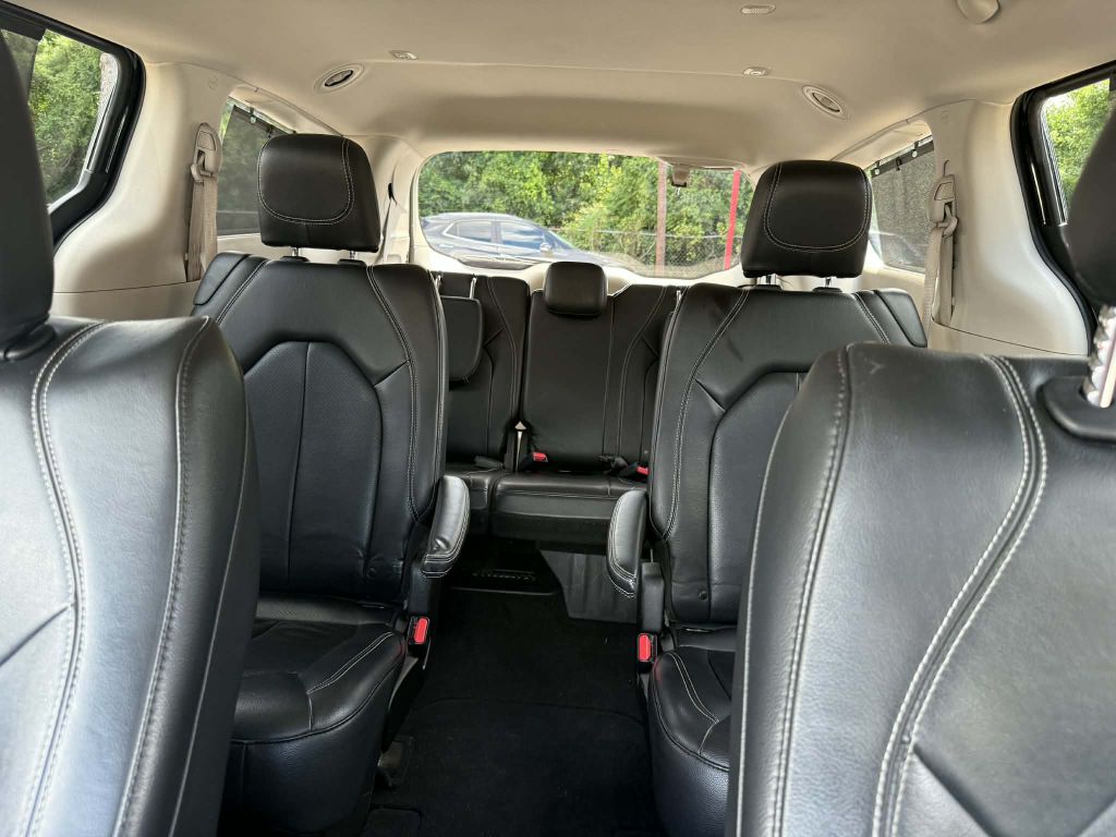 Photo 19 of this CHRYSLER PACIFICA