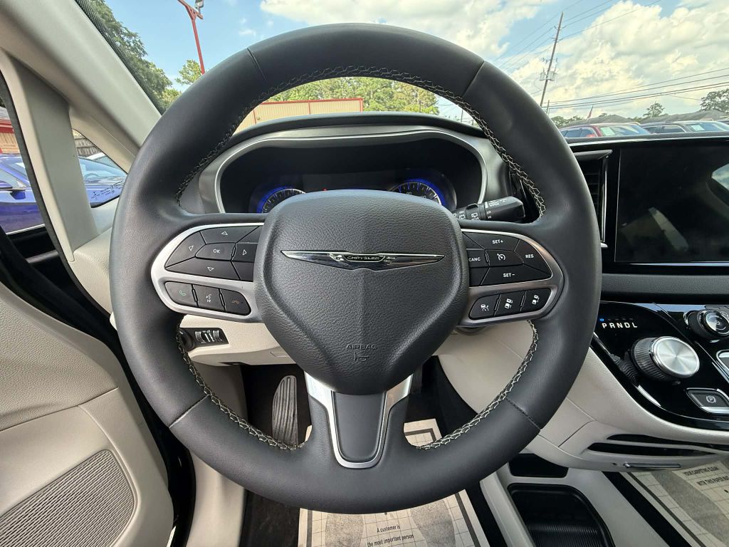Photo 14 of this CHRYSLER PACIFICA