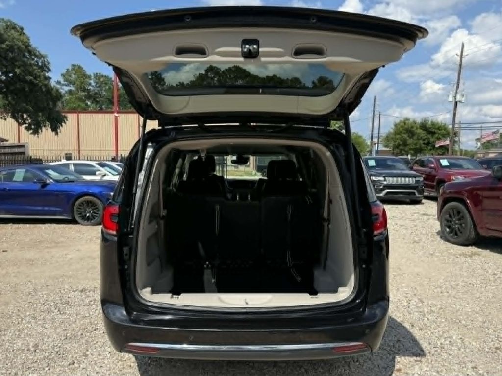 Photo 9 of this CHRYSLER PACIFICA