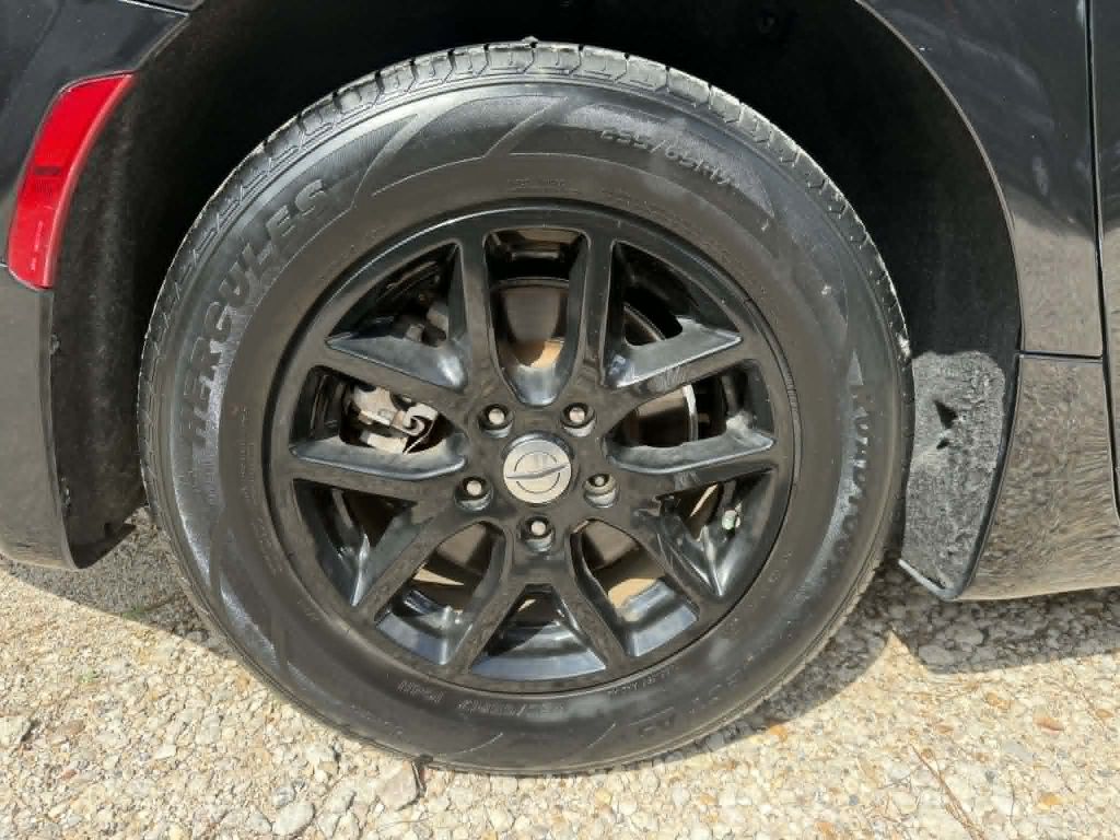 Photo 37 of this CHRYSLER PACIFICA