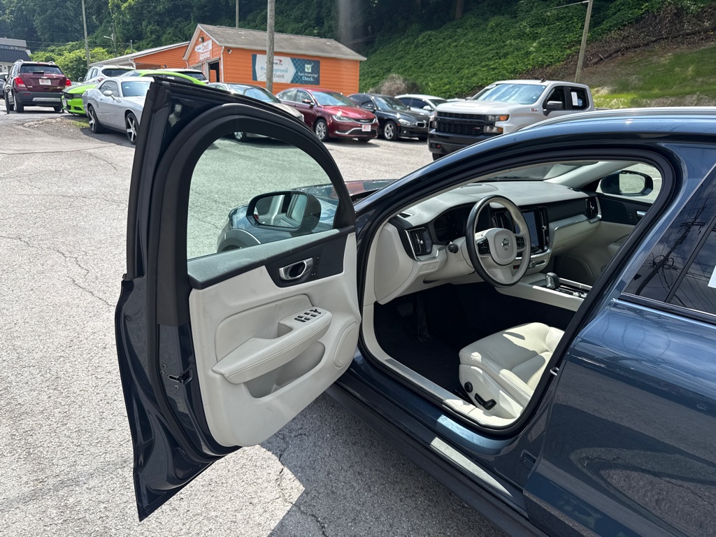 Photo 9 of this VOLVO V60 CROSS COUNT