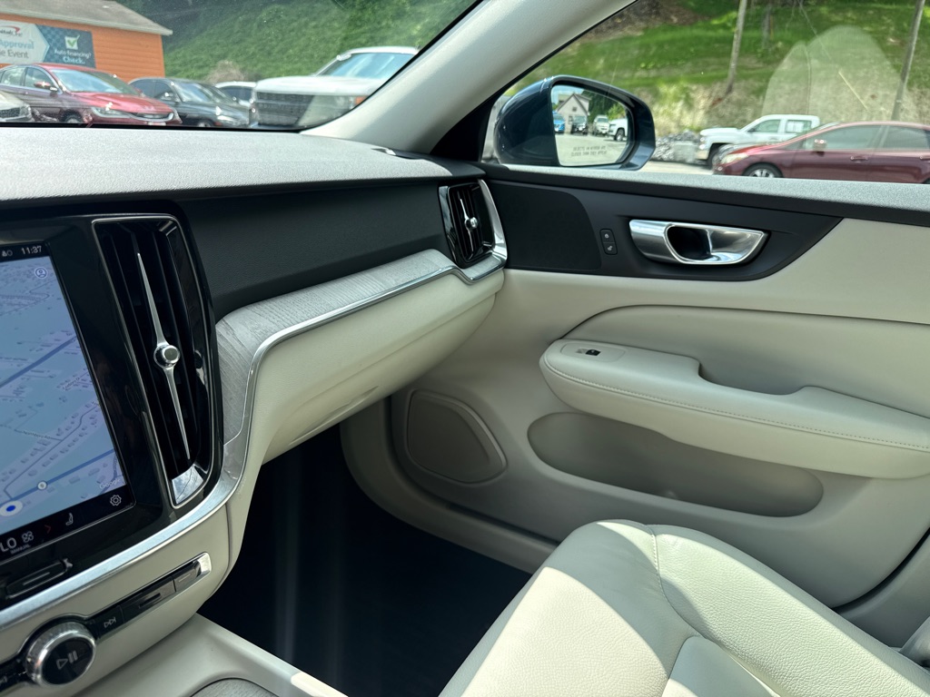 Photo 19 of this VOLVO V60 CROSS COUNT