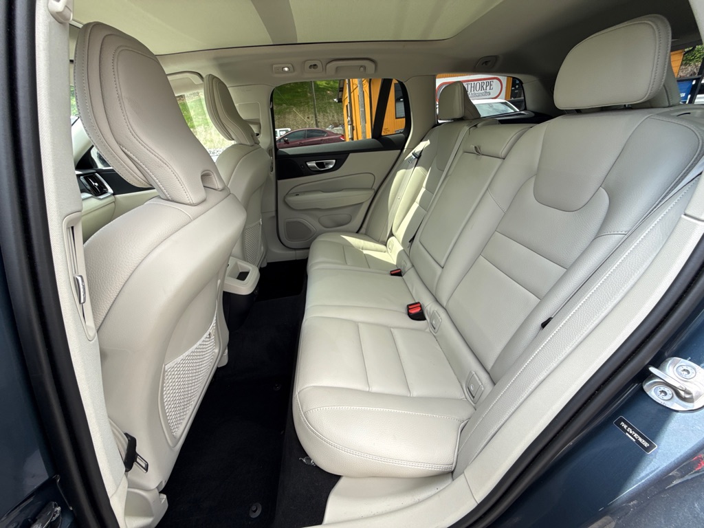 Photo 22 of this VOLVO V60 CROSS COUNT