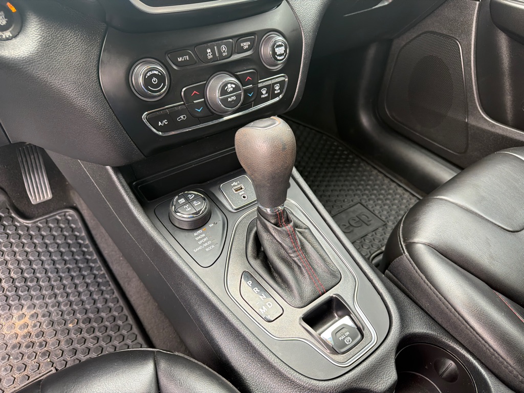 Photo 19 of this JEEP CHEROKEE