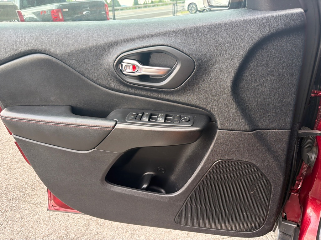 Photo 22 of this JEEP CHEROKEE