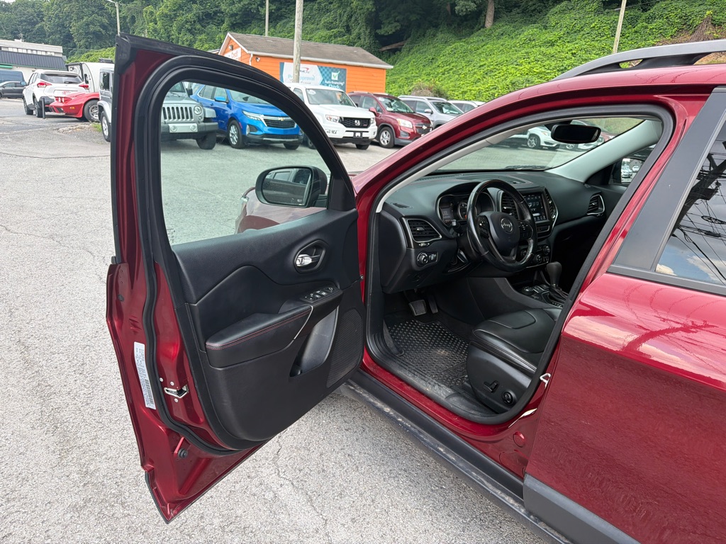 Photo 9 of this JEEP CHEROKEE