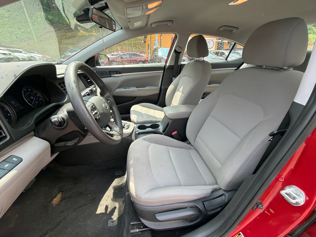 Photo 19 of this HYUNDAI ELANTRA