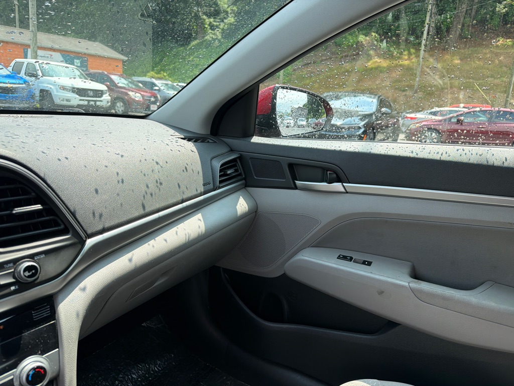 Photo 17 of this HYUNDAI ELANTRA