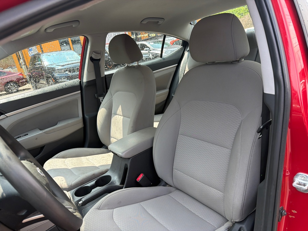 Photo 11 of this HYUNDAI ELANTRA